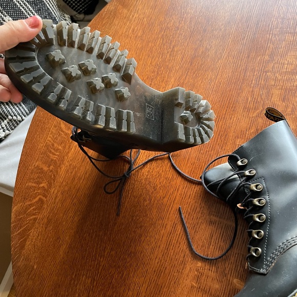 Dr Martens Leona Boot - Picture 16 of 16